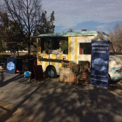UPS amarilla y blanca como food truck
